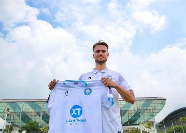 Người chơi đang tập trung phân tích các lá bài và chiến lược trên màn hình máy tính, thể hiện sự tư duy chiến thuật trong f18678 game bài.